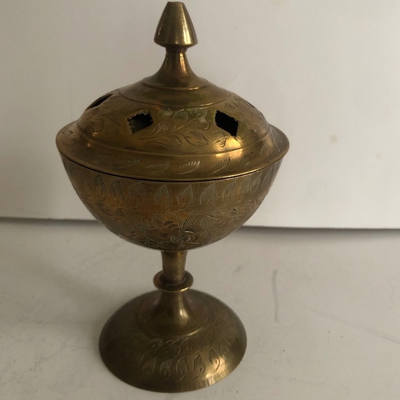 Other - Vintage brass pedestal incense burner, Scrolled with intricate designs - used